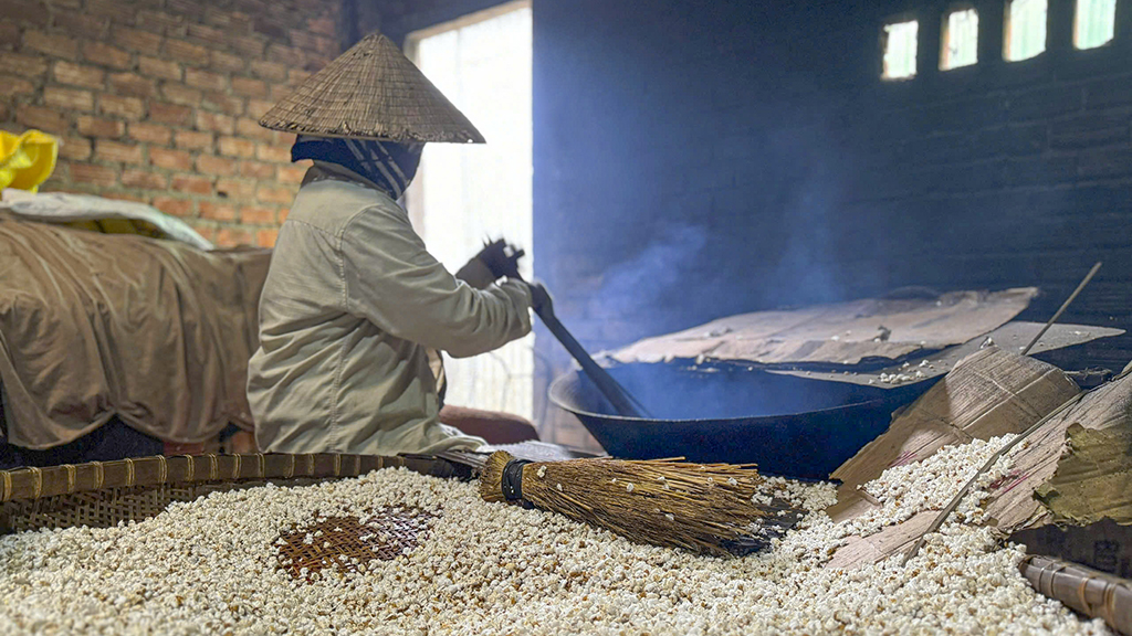 Giữ hương tết xưa: Làng bánh nổ giữ vị tết qua những nhịp búa- Ảnh 1.