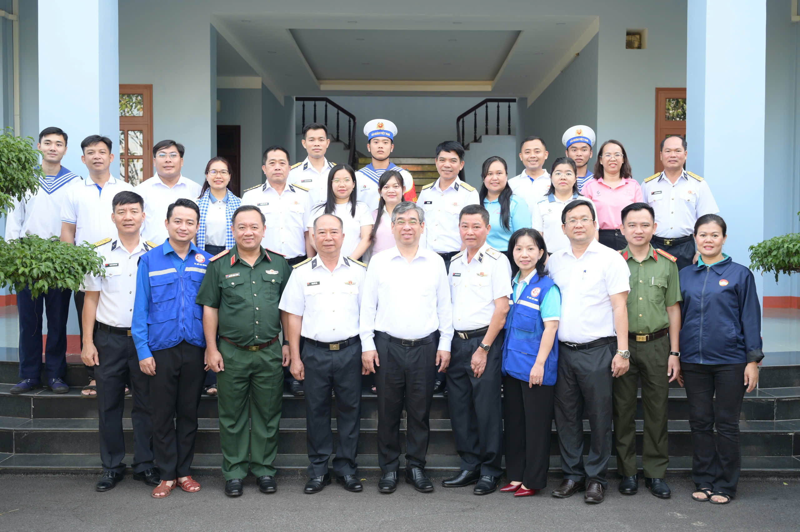 Lãnh đạo TPHCM thăm cán bộ chiến sĩ và nhân dân trên quần đảo Trường Sa - Ảnh 1.