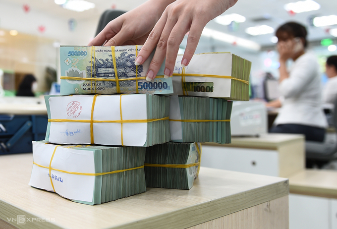 Giao dịch tại một ngân hàng ở TP HCM. Ảnh: Thanh Tùng