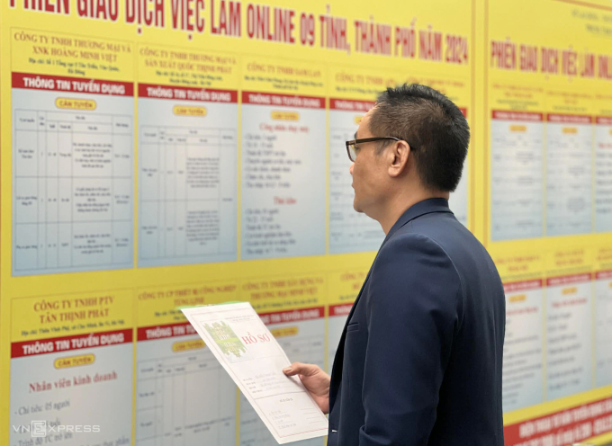 Lao động trước bảng tin tuyển dụng Trung tâm Dịch vụ Việc làm Hà Nội đầu năm 2024. Ảnh: Hồng Chiêu