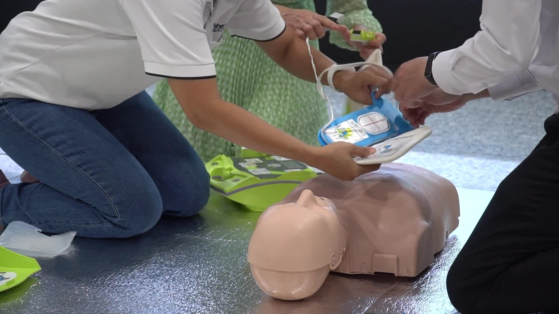 Metro TP HCM lắp 6 máy AED cứu người ngưng tim