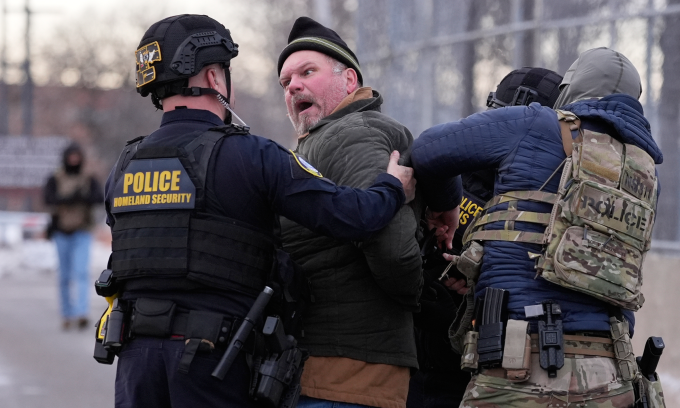 Lực lượng hành pháp bắt một người đàn ông trong cuộc biểu tình tại bang Minnesota hôm 17/1. Ảnh: AP