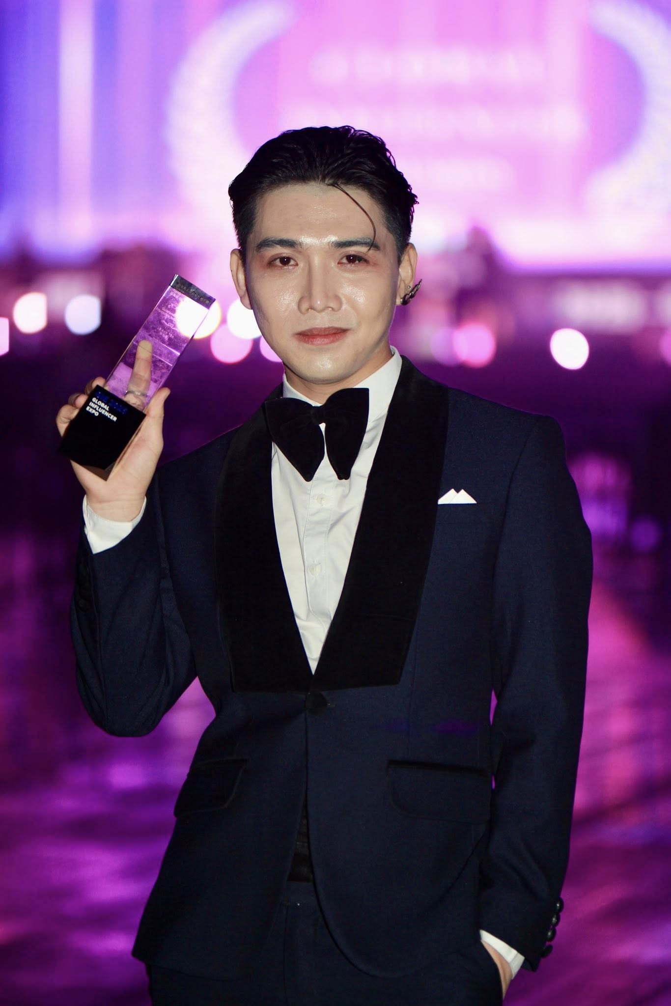 Ra mà xem diễn viên Việt đóng phim cùng Kim Seon Ho, khoe ảnh nét căng với Go Youn Jung mà ghen nổ mắt- Ảnh 1.