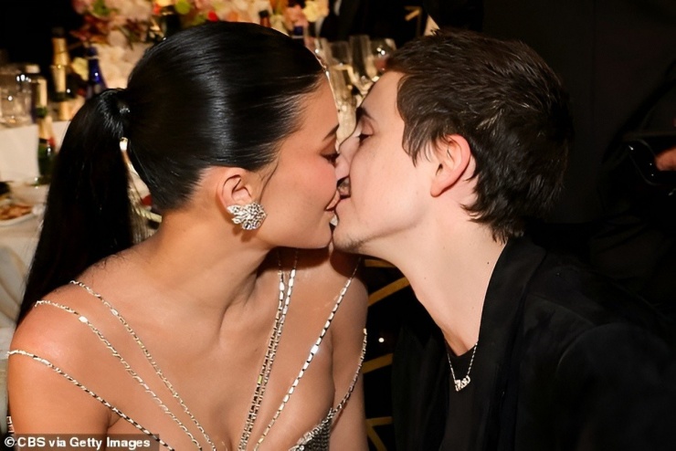 Chalamet hôn bạn gái Kylie Jenner trước khi được vinh danh. Ảnh: Getty Images.
