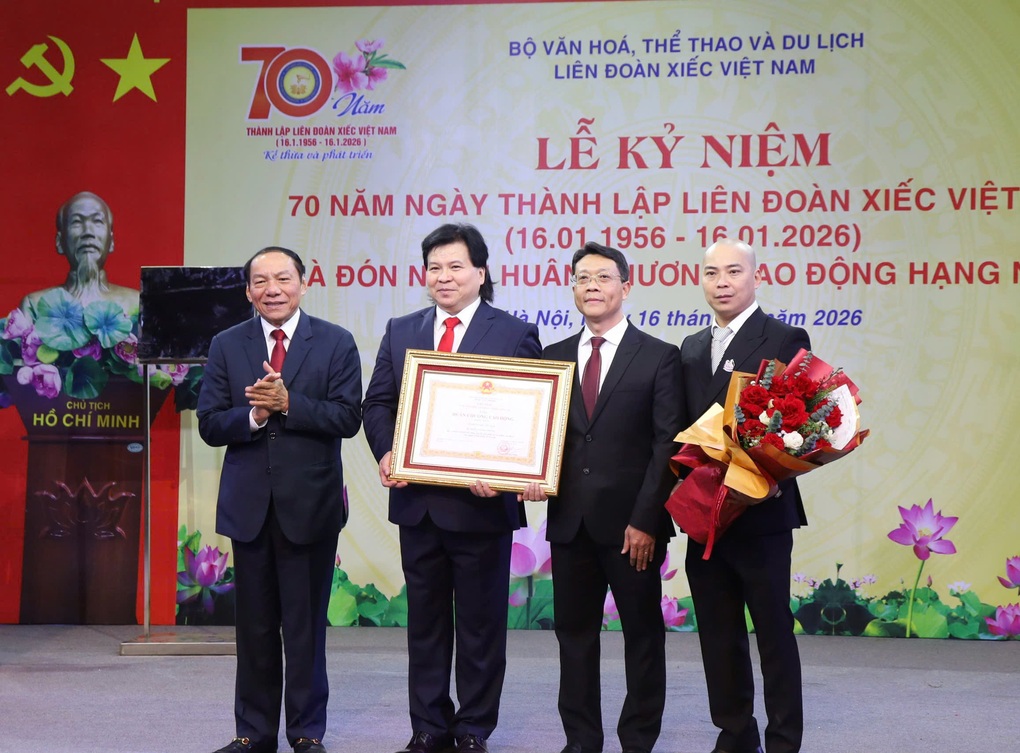 Liên đoàn Xiếc Việt Nam đón nhận Huân chương Lao động hạng Nhất - 1