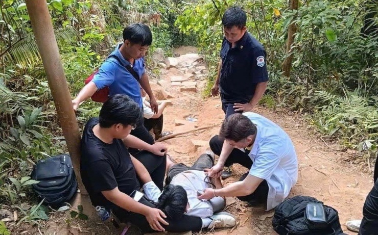 Lực lượng cứu hộ hỗ trợ nhiều phượt thủ gặp tai nạn trong quá trình chinh phục các cung đường leo núi hiểm trở.