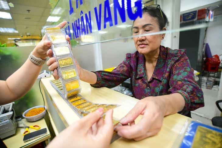 Liệu giá vàng thế giới có quay lại mốc kỷ lục 4.550 USD/ounce? - Ảnh 1.