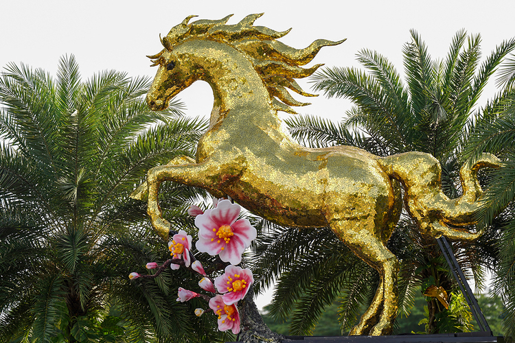 Linh vat Ngua Vang thanh hinh tu 150000 manh ghep