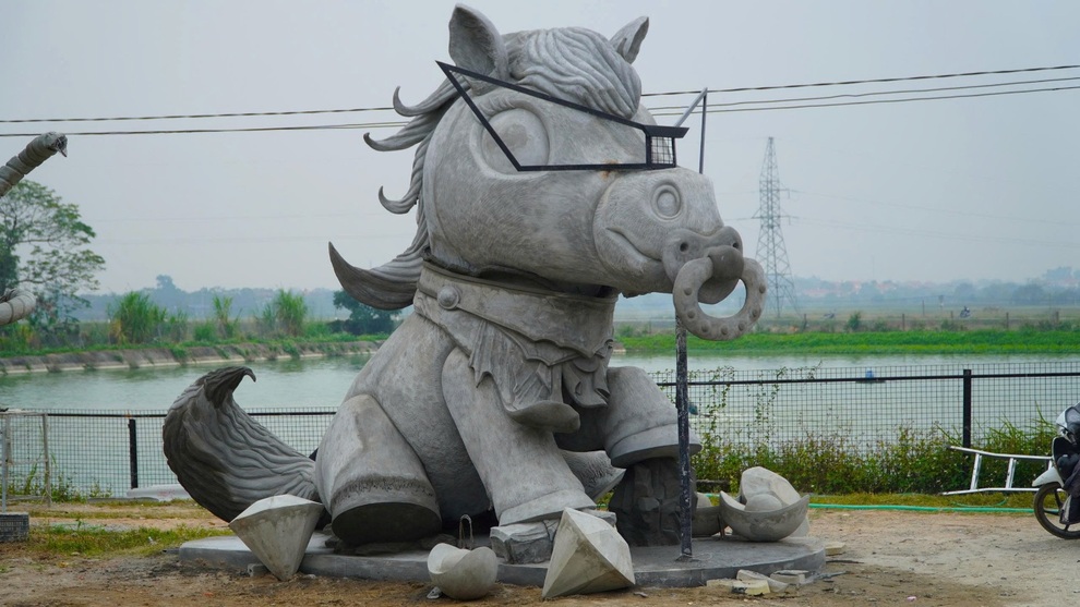 Linh vật ngựa nặng gần 6 tấn, tạo hình hài hước gây chú ý ở Bắc Ninh - 1
