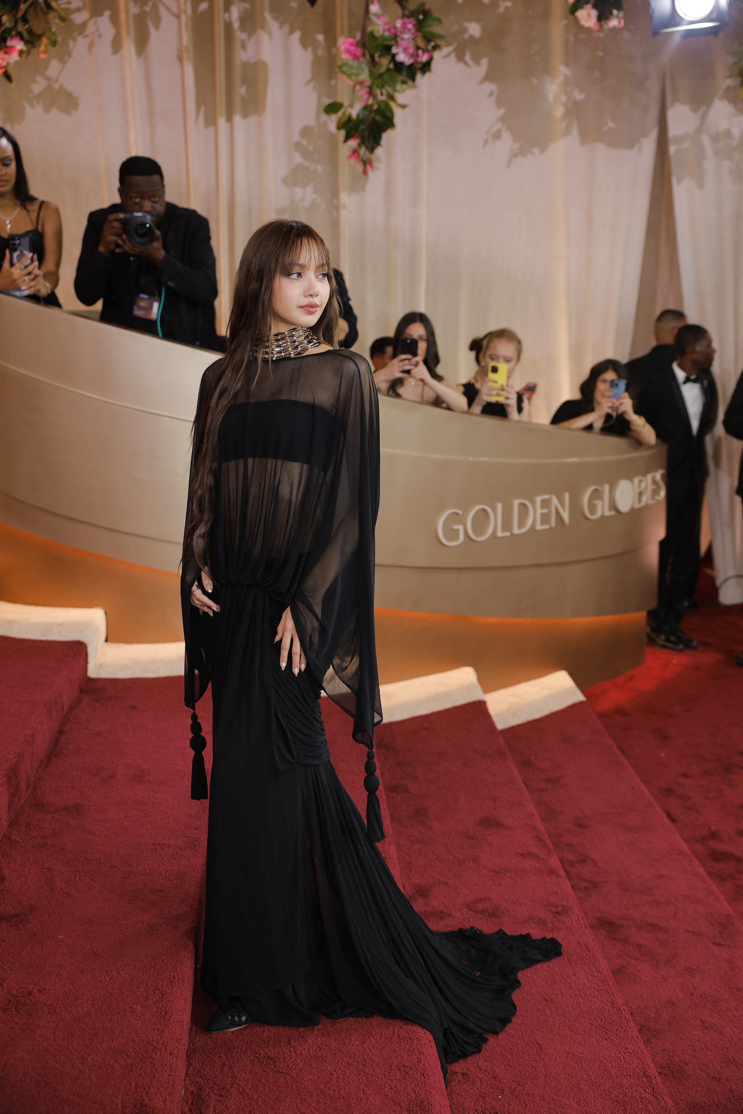 Lisa, Jennifer Lawrence mặc xuyên thấu khoe sắc gợi cảm trên thảm đỏ Quả cầu vàng 2026 - Ảnh 1.