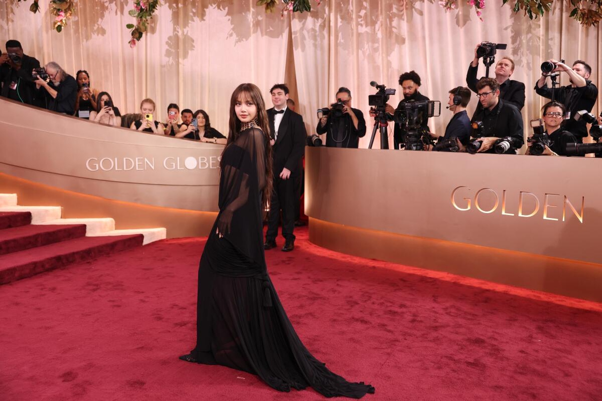 Lisa diện váy xuyên thấu trong lần đầu tham dự Quả cầu vàng - 1