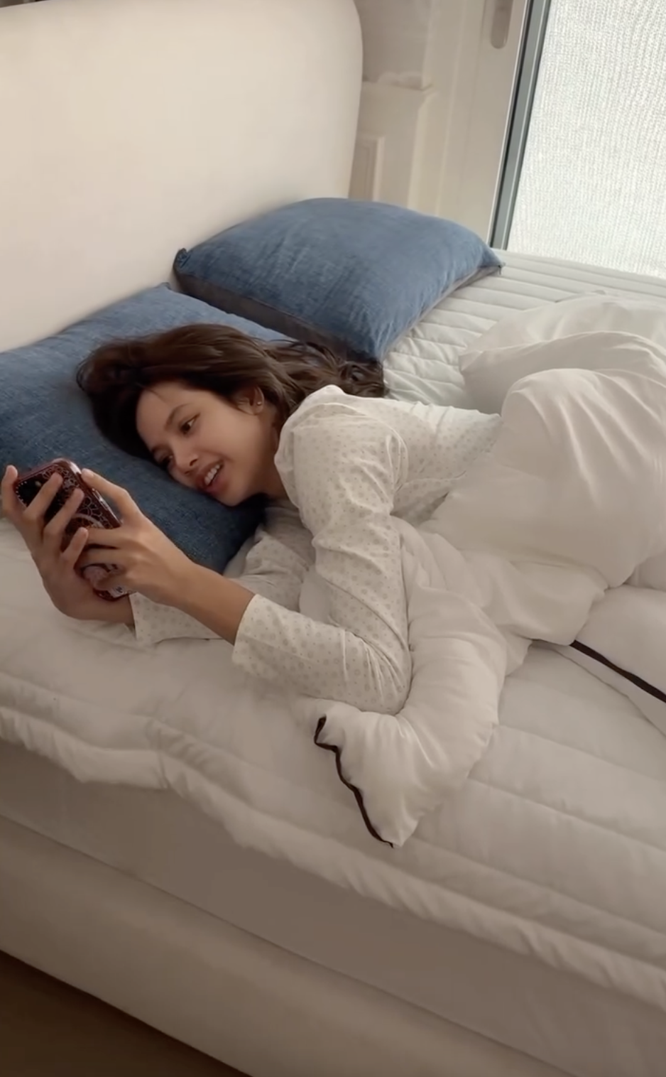 Lisa khoe ly nước dưỡng nhan với 106 triệu người vào sáng mùng 1- Ảnh 1.