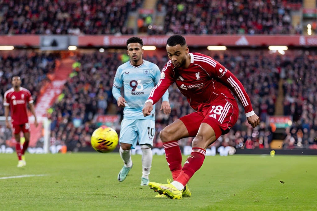 Liverpool đẩy Man Utd khỏi Top 4 Ngoại hạng Anh - 1