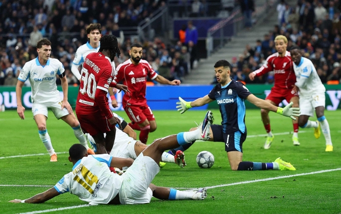 Frimpong dứt điểm khiến thủ môn Geronimo Rulli phản lưới, khi Liverpool nâng tỷ số lên 2-0 trong trận thắng Marseille 3-0 trên sân Velodrome, Marseille, Pháp ngày 21/1. Ảnh: Reuters