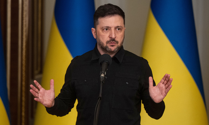 Tổng thống Ukraine Volodymyr Zelensky trong họp báo tại Kiev ngày 3/1. Ảnh: AP
