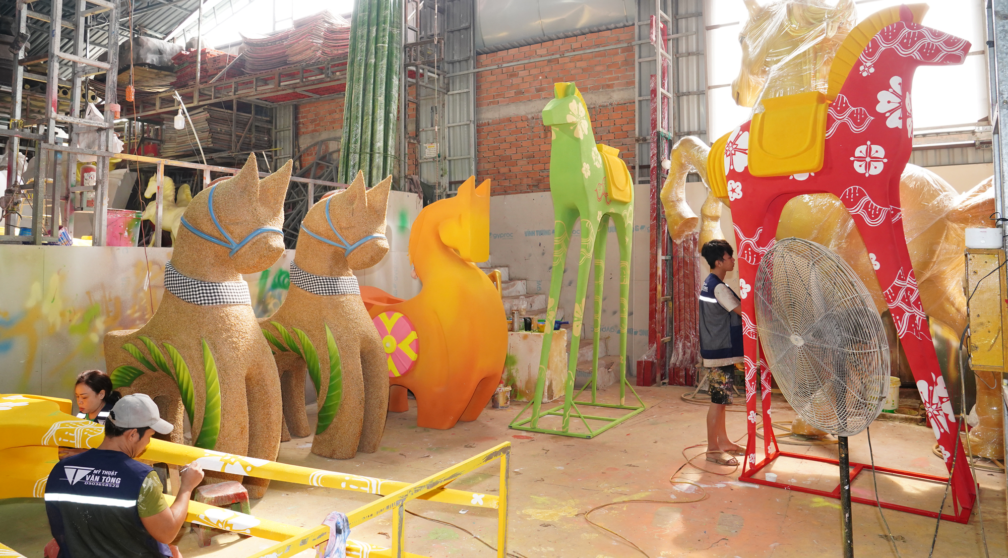 Lộ diện những linh vật ngựa đầu tiên của đường hoa Nguyễn Huệ Tết Bính Ngọ 2026- Ảnh 2.