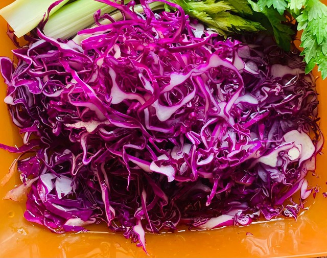 Bắp cải tím đang vào mùa, ăn giòn và ngọt. Ảnh HM