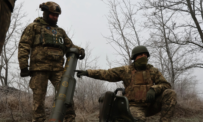 Binh sĩ Ukraine huấn luyện với súng chống tăng MILAN trên thao trường gần tiền tuyến ở tỉnh Zaporizhzhia ngày 4/1. Ảnh: AP