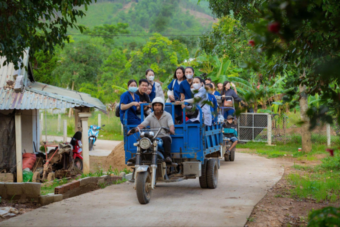 Đội ngũ Long Châu đến các vùng sâu, vùng xa để khám sức khỏe cho người dân. Ảnh: Long Châu
