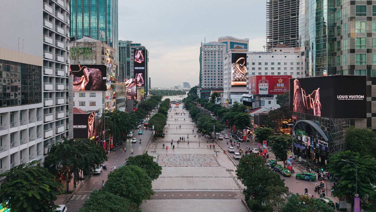 Louis Vuitton mang di sản Monogram “phủ sóng” trung tâm TP.HCM- Ảnh 1.