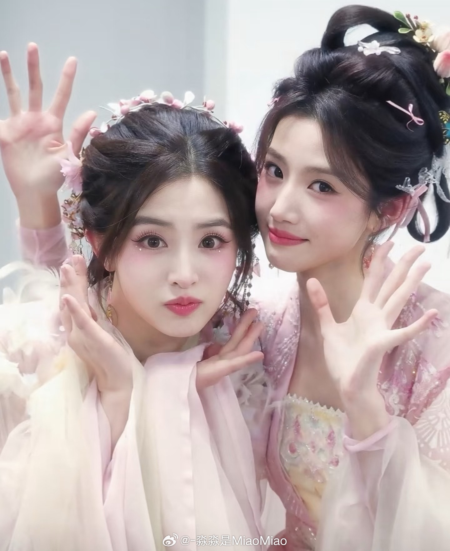 Mỹ nhân đẹp nhất Đêm hội giao thừa 2026: Nhan sắc gây nghiện cực mạnh, tiên nữ chứ không phải người- Ảnh 1.