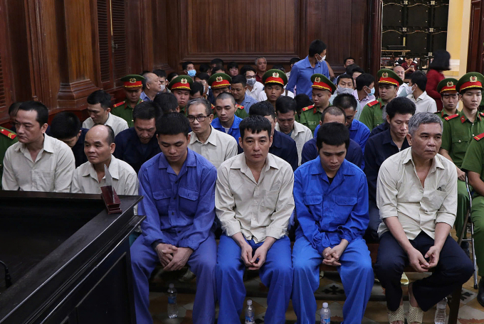Cựu Giám đốc Trung tâm đăng kiểm xe cơ giới 50-04V Nguyễn Xuân Hải (ngoài cùng bên phải) cùng các bị cáo tại tòa hôm nay. Ảnh: Hải Duyên