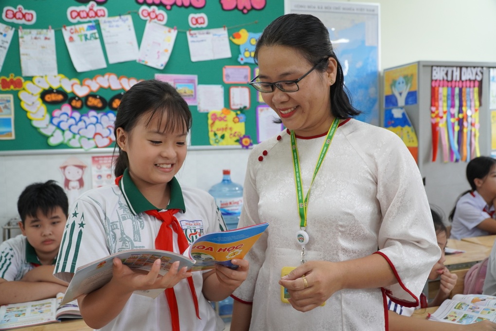 Lương giáo viên vào nghề 5 năm thấp hơn lương trung bình của người lao động - 1