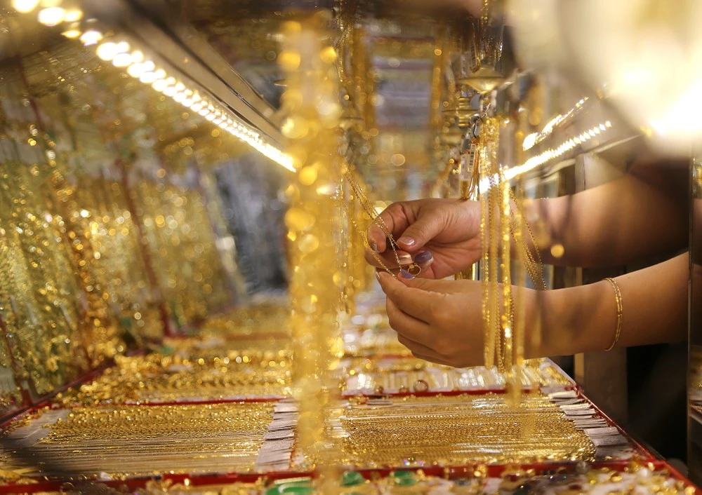 Từ ngày 9-2-2026, nếu mua, bán vàng từ 20 triệu đồng trong ngày trở lên không qua chuyển khoản có thể bị phạt đến 20 triệu đồng. Ảnh: HOÀNG GIANG Bán vàng.jpeg