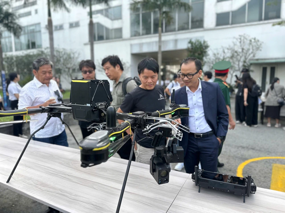 Dù nhiều tiềm năng song drone giao hàng tại đô thị như TP.HCM vẫn nhiều thách thức. Ảnh: THU HÀ DRONE_GIAO_HANG.jpg