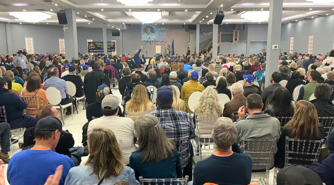 Bên trong hội trường tổ chức sự kiện ký kiến nghị Alberta độc lập khỏi Canada, tại Calgary. Ảnh: CBC