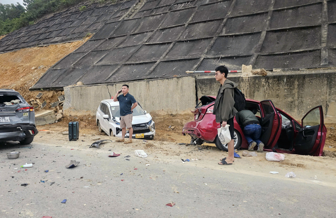 11 ôtô tông liên hoàn trên cao tốc La Sơn - Hòa Liên ngày 4/1. Ảnh: Hoàng Lịch