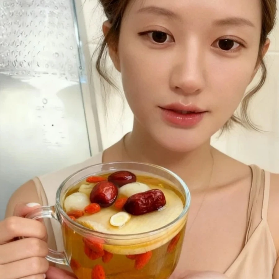 Ly nước sáng da, dưỡng nhan lâu dài của Triệu Lộ Tư và Victoria Beckham- Ảnh 1.