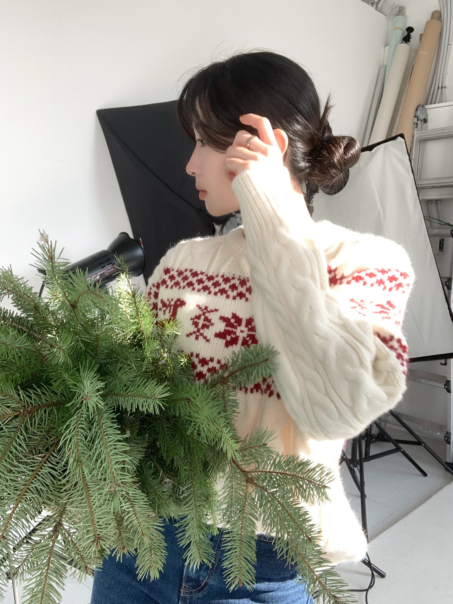 Mặc 5 kiểu trang phục này, chị em cứ búi tóc là đẹp nhất- Ảnh 1.