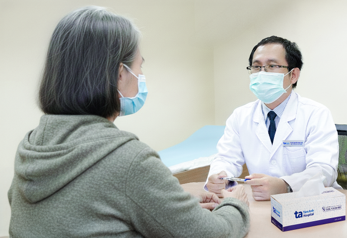 Bác sĩ Tân tư vấn cho chị Mỹ. Ảnh: Bệnh viện Đa khoa Tâm Anh