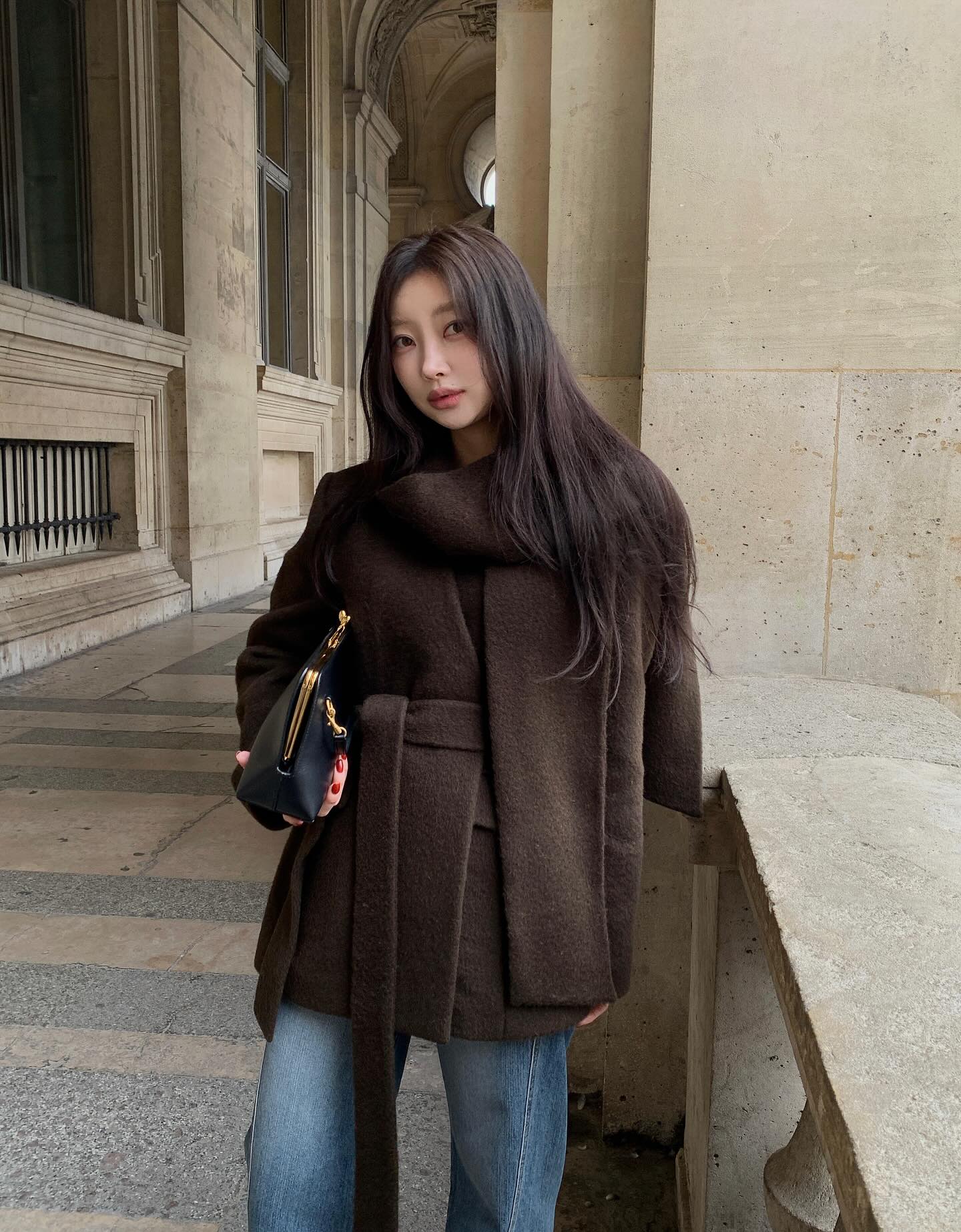 Mặc blazer mãi cũng chán, chị em nên sắm 4 kiểu áo khoác này để style sành điệu tươi mới hơn- Ảnh 1.