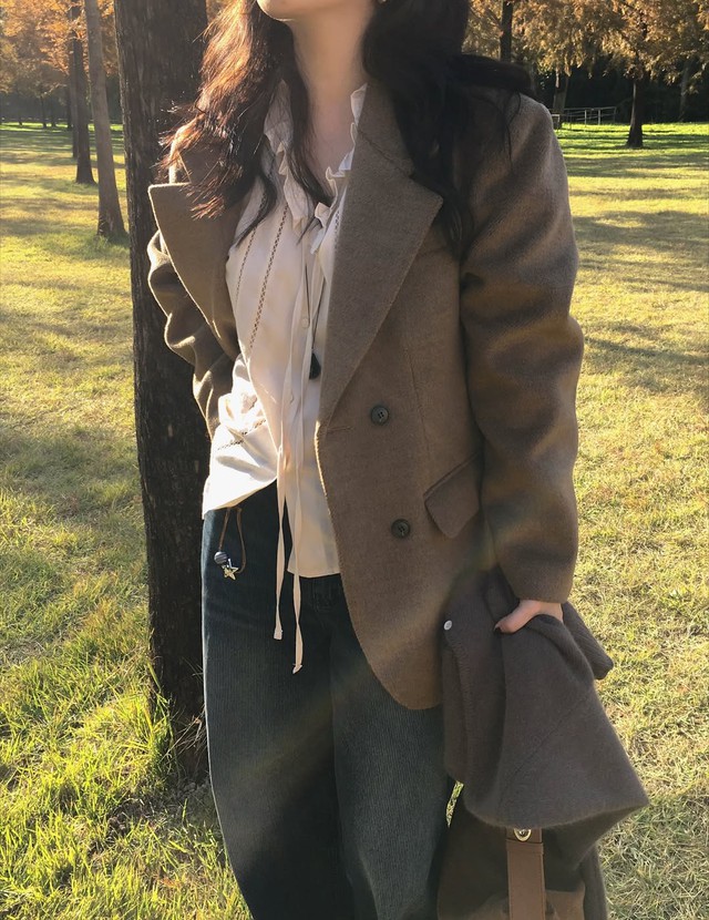 Mặc đẹp ngày se lạnh với 3 kiểu áo khoác nâng tầm quần jeans- Ảnh 2.