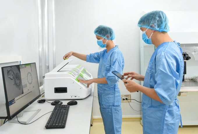 Kỹ thuật viên đang theo dõi quá trình nuôi cấy phôi. Ảnh: IVF Tâm Anh