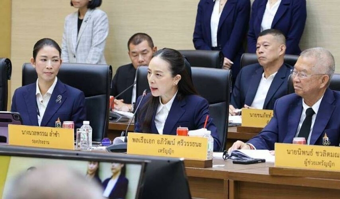 Chủ tịch LĐBĐ Thái Lan Nualphan Lamsam (giữa) phát biểu tại cuộc họp với Ủy ban Olympic Thái Lan ở Bangkok, Thái Lan vào chiều 9/1/2026. Ảnh: Main Stand