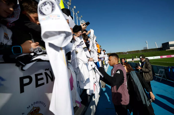Kylian Mbappe ký tặng người hâm mộ trong buổi tập mở của Real Madrid ngày 30/12. Ảnh: Real Madrid FC
