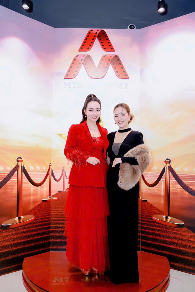 Mai Thu Huyền mới đây đã xuất hiện với tư cách nhà sáng lập học viện đào tạo điện ảnh bằng công nghệ AI cùng đạo diễn Khải Anh. Và trong khóa học đầu tiên, MC Đan Lê - vợ Khải Anh đã đăng ký.