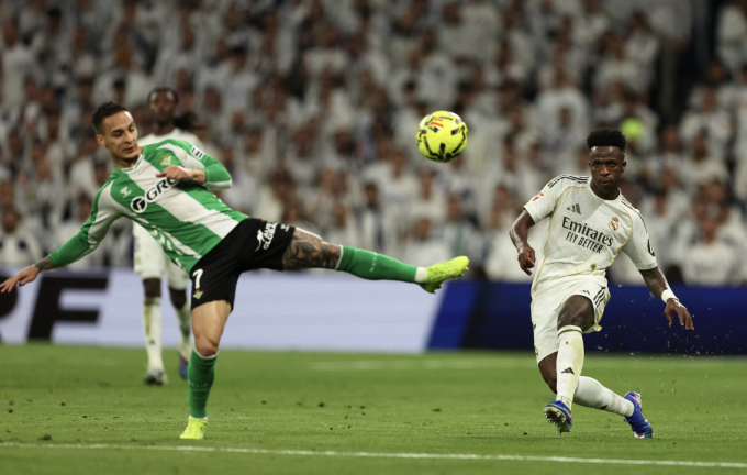 Vinicius (phải) dứt điểm trước sự truy cản của Anthony bên phía Betis. Ảnh: Reuters