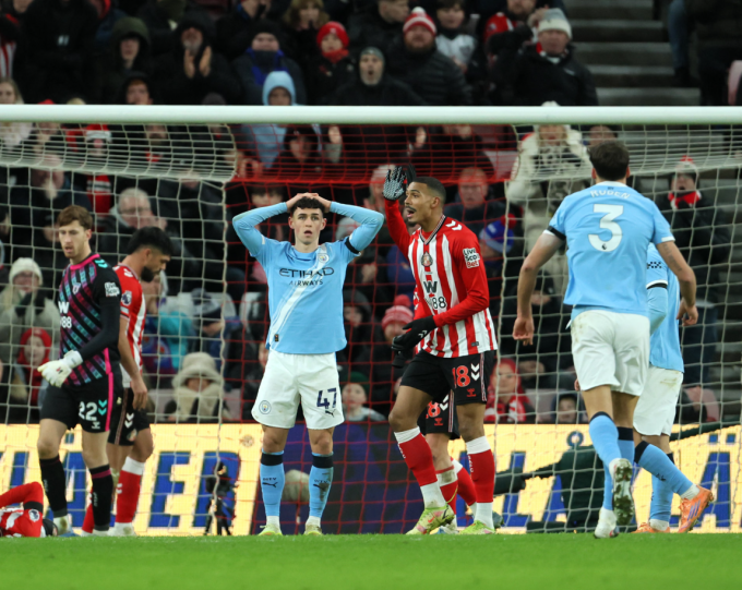 Phil Foden ôm đầu tiếc nuối sau khi lỡ cơ hội trong trận Man City hòa Sunderland 0-0 ở vòng 19 Ngoại hạng Anh trên sân Ánh sáng, Sunderland, Anh ngày 1/1/2025. Ảnh: PA