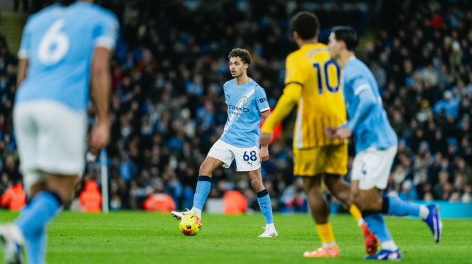 Max Alleyne cầm bóng trong trận Man City hòa Brighton 1-1 ở vòng 21 Ngoại hạng Anh trên sân Etihad, Manchester, Anh ngày 7/1/2026. Ảnh: Man City
