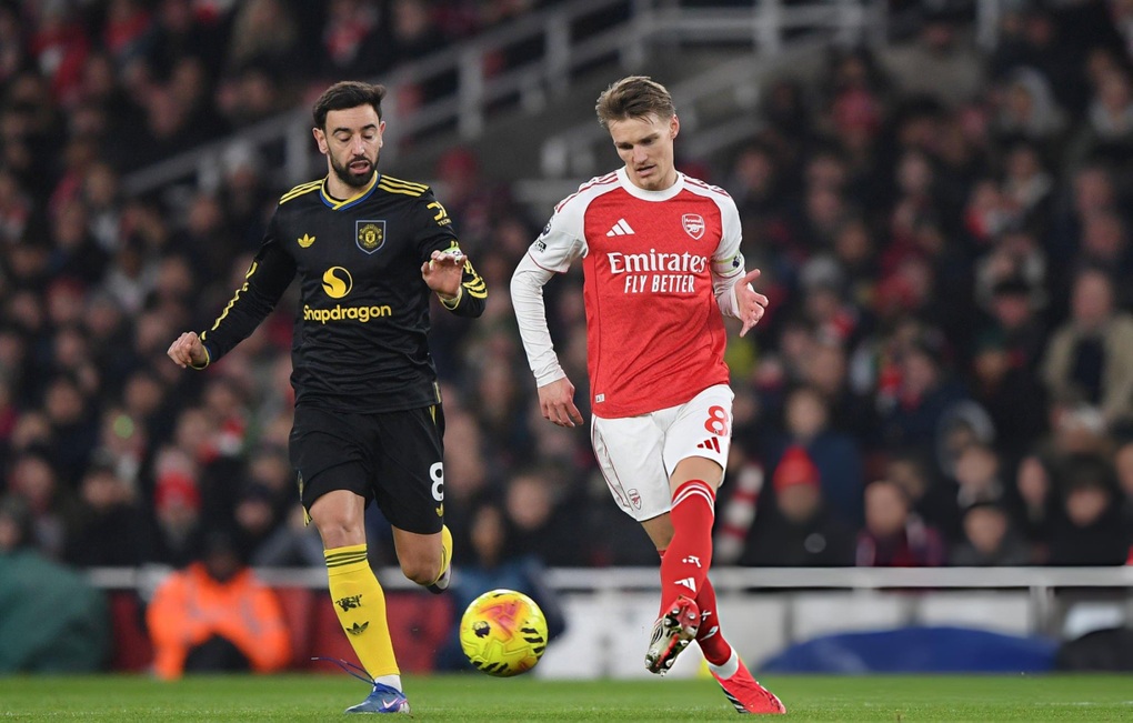 Man Utd ngược dòng quật ngã Arsenal 3-2 tại Emirates - 1