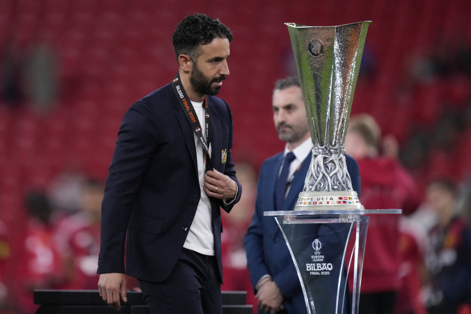 HLV Ruben Amorim bước ngang chiếc Cup Europa League sau trận Man Utd thua Tottenham 0-1 ở chung kết trên sân San Mames, Bilbao, Tây Ban Nha ngày 21/5. Ảnh: AFP