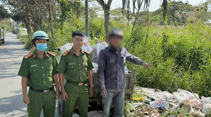 Mạnh tay với nạn đổ trộm rác - Ảnh 1.