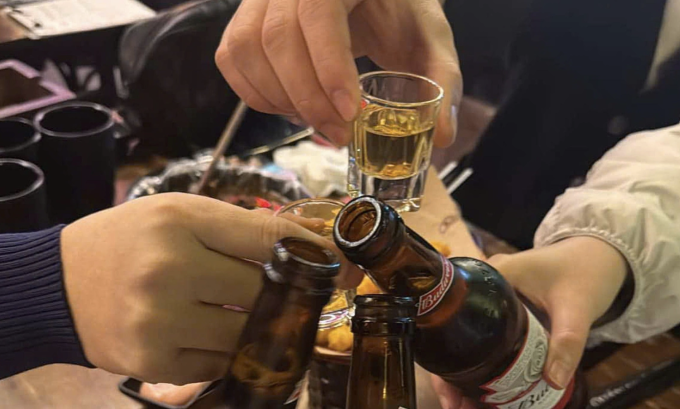 Massage có giúp giải rượu? 1 Xoa bóp bấm huyệt chỉ hỗ trợ giảm nhẹ triệu chứng say rượu nhẹ, không giải rượu hay trị ngộ độc nặng. Ảnh: Phương Hằng