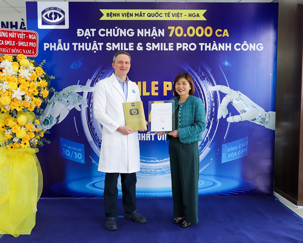 Đại diện Bệnh viện Mắt Quốc tế Việt - Nga nhận Chứng nhận phẫu thuật ZEISS Smile® Pro AI 4.0 nhiều nhất Việt Nam