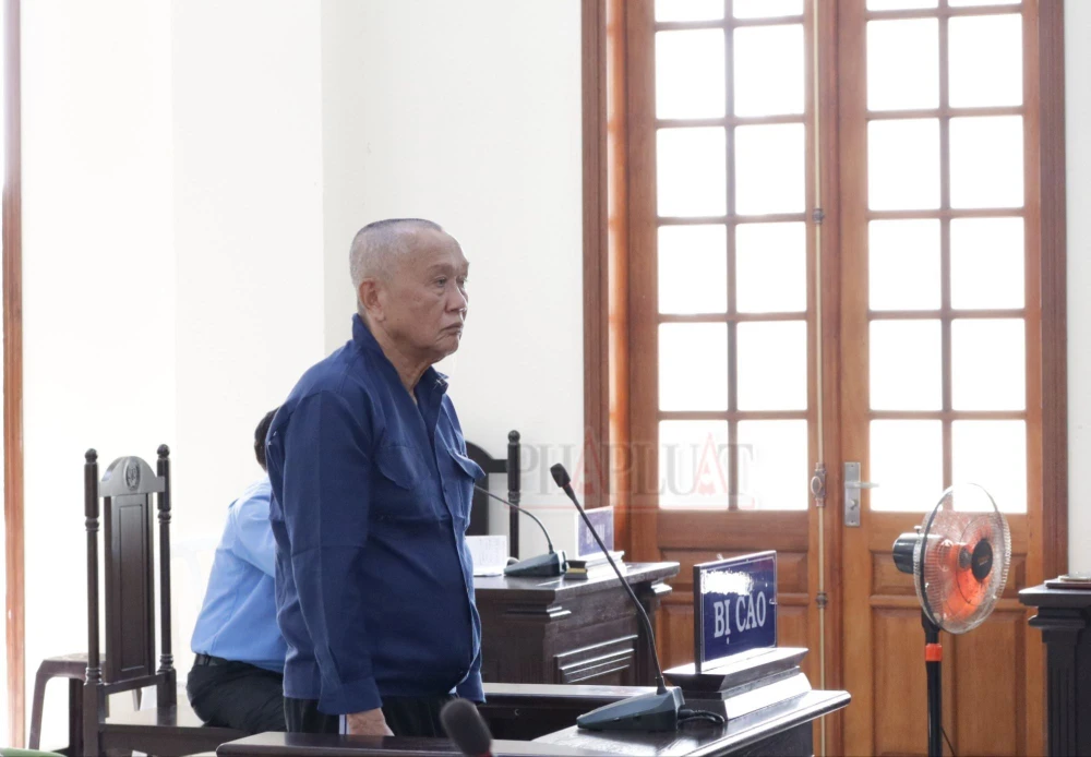 Bị cáo Hùng tại tòa ngày 5-1. Ảnh: NHẪN NAM gia-dai-ta-cong-an-lua-mua-ban-thien-thach.JPG