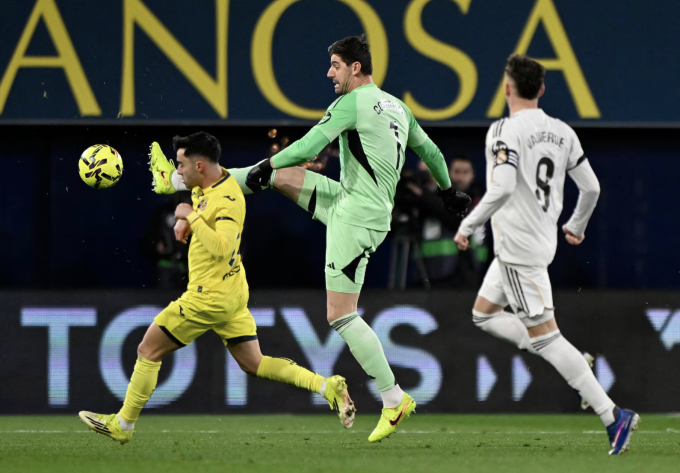 Thủ môn Thibaut Courtois băng ra phá bóng trước mặt cầu thủ Villarreal. Ảnh: Reuters